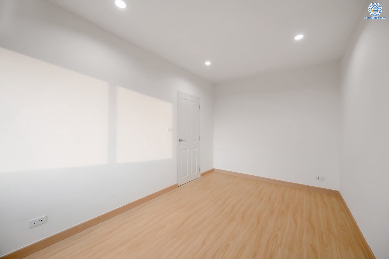 บ้านมือสองตกแต่งใหม่ โครงการ วิสต้าปาร์ค แจ้งวัฒนะ ทาวน์โฮม 3 ชั้น จากแบรนด์ SC Asset บนเนื้อที่ 22.9 ตร.ว. ฟังก์ชัน 3 ห้องนอน 3 ห้องน้ำ จอดรถได้ 2 คัน บนทำเลโซนเมือง บนทำเลคุณภาพ ติดถนนเลี่ยงเมืองปากเกร็ด ใกล้เซ็นทรัล แจ้งวัฒนะ, เมืองทองธานี, จุดขึ้นทางด่วน "แจ้งวัฒนะ" และรถไฟฟ้าสายสีชมพู "สถานีสามัคคี"